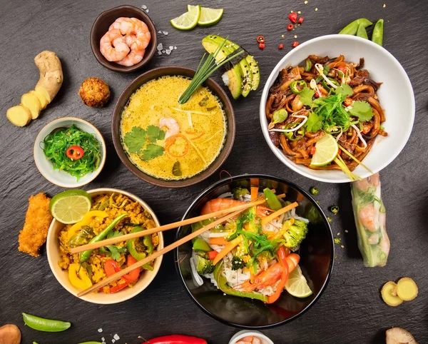 Mesa de comida asiática con varios tipos de comida china —  Fotos de Stock