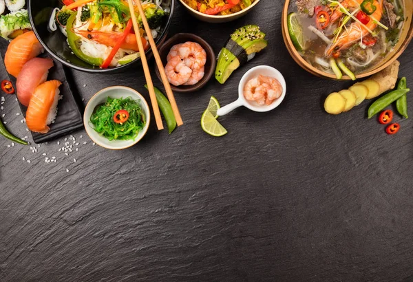 Азиатский стол питания с различными видами китайской еды — стоковое фото
