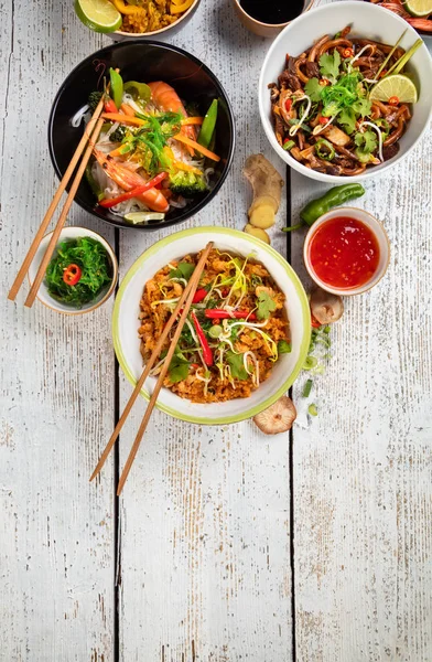 Comida asiática servida sobre mesa de madera, vista superior, espacio para texto —  Fotos de Stock