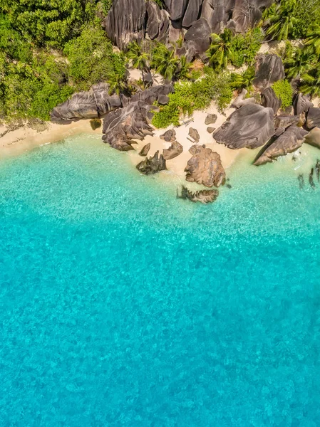 Fotografia aérea da praia tropical de Seychelles na ilha de La Digue — Fotografia de Stock