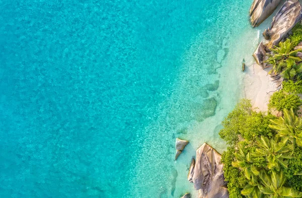 Fotografia aérea da praia tropical de Seychelles na ilha de La Digue — Fotografia de Stock