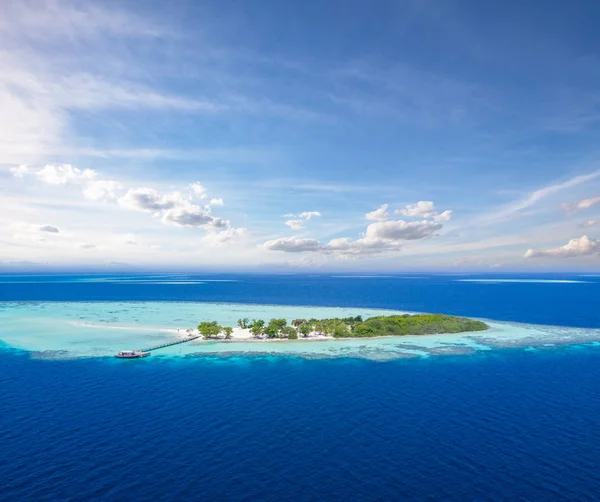 Krásný malý tropický ostrov na Maledivy — Stock fotografie