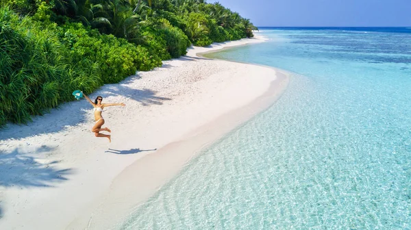 Bella giovane donna che salta sulla spiaggia tropicale — Foto Stock