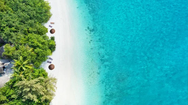 Fotografia aérea da praia tropical de Maldivas na ilha — Fotografia de Stock