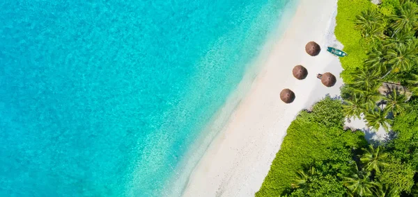 Foto aérea de la playa tropical de Maldivas en la isla —  Fotos de Stock