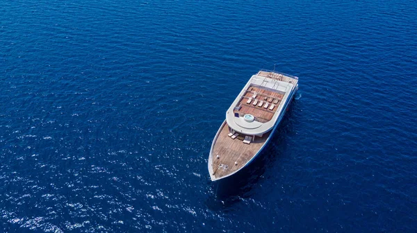 Luxusjacht vor Anker auf dem offenen Ozean, Segeln und Reisethema — Stockfoto