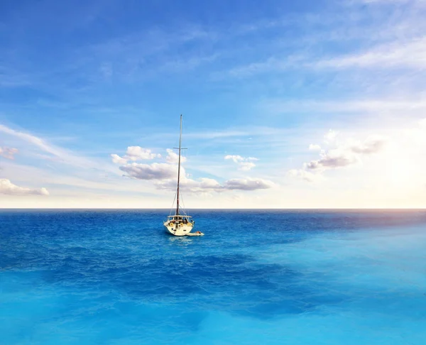 Ancoraggio barca a vela in mare aperto, vela e tema di viaggio — Foto Stock