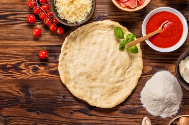 Tahta malzemeli pizza hamuru.
