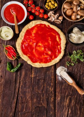 Tahta malzemeli pizza hamuru.