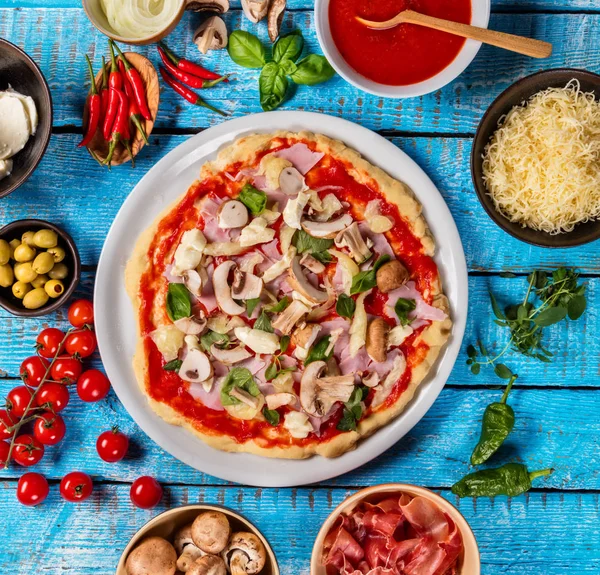 Massa de pizza com ingredientes em madeira — Fotografia de Stock