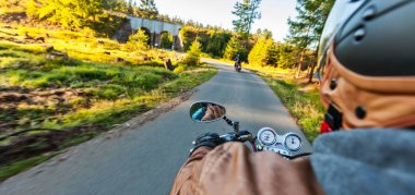 İki motorbikers boş yolda sürme