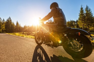 Karanlık bisikletçinin yüksek güç motosiklet sürme