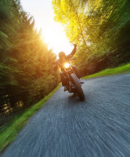 Motociclista escuro montando moto de alta potência — Fotografia de Stock