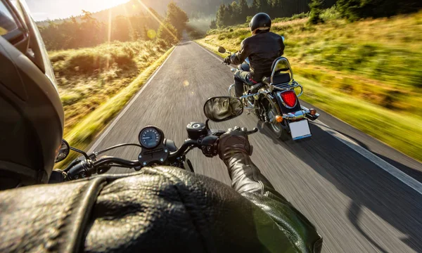 Два мотоциклиста едут по пустой дороге — стоковое фото