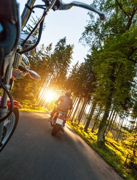 Dois motociclistas andando em estrada vazia — Fotografia de Stock