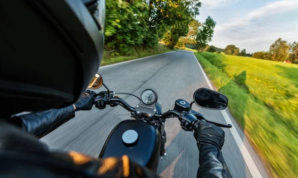 Close-up van motorrijder rijden op lege weg — Stockfoto