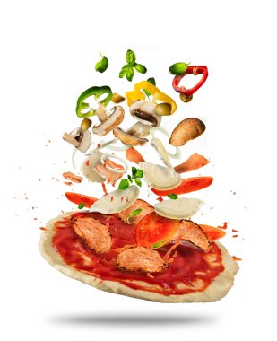 Pizza hamuru, beyaz arka plan üzerinde uçan malzemelerle