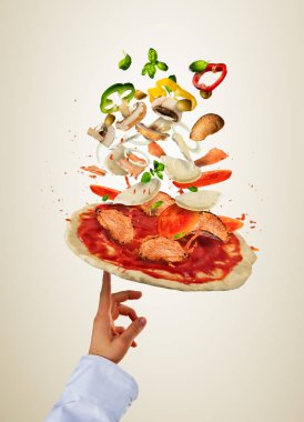 Chef malzemeler uçan ile pizza hazırlama