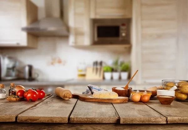 Ingredientes de cozimento colocados na mesa de madeira — Fotografia de Stock