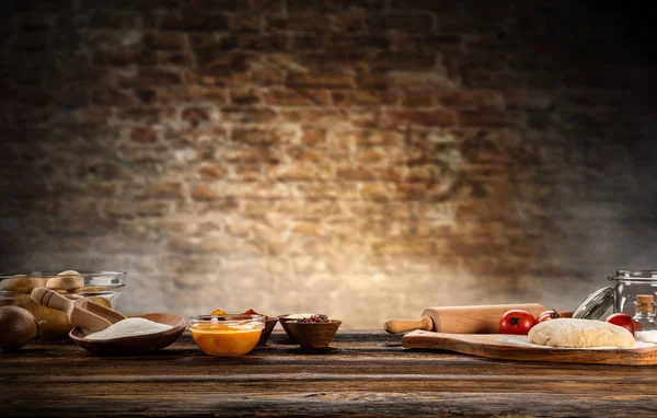 Ingredientes para hornear colocados en mesa de madera — Foto de Stock