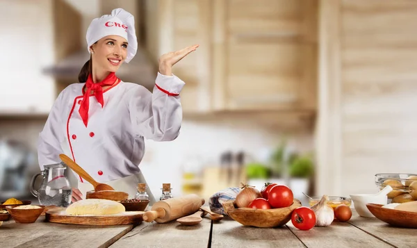 Giovane cuoca fornello donna pronto per la preparazione del cibo — Foto Stock