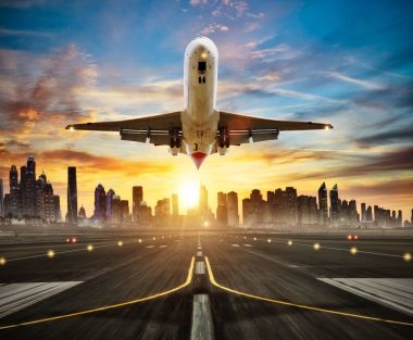Pist, arka plan üzerinde modern şehir, ticari uçak iniş