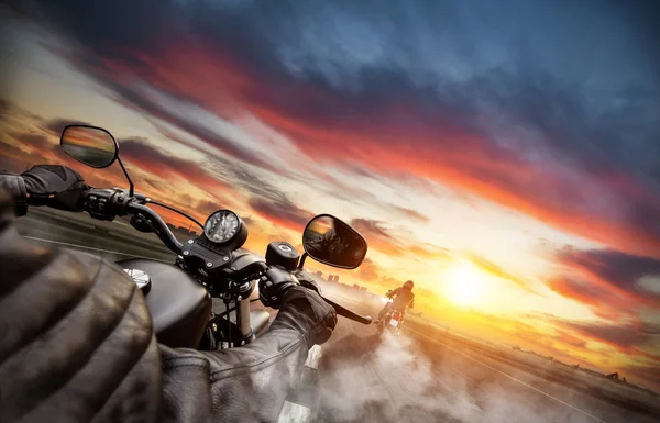 Motorbike riders driving towards cityscape panorama — Stock Photo, Image