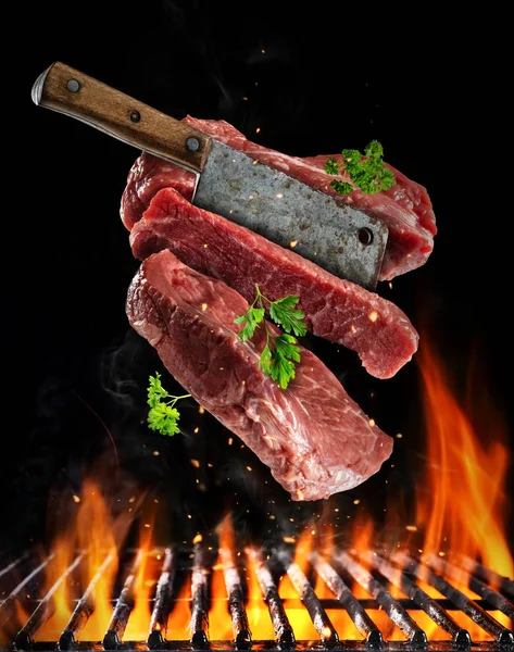 Fliegende rohe Steaks mit Fleischspalter, Konzept der Lebensmittelzubereitung — Stockfoto