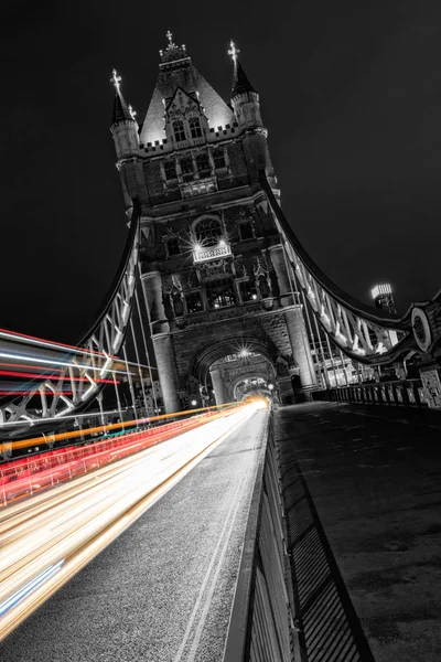 Tower Bridge w Londynie, czarno-biały, Uk, w nocy z rozmycie światła samochodu kolorowe. — Zdjęcie stockowe