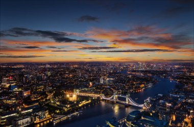 Tower Bridge ile Londra günbatımı havadan görünümü