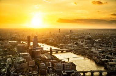 Güzel günbatımı üzerinde şehir Londra