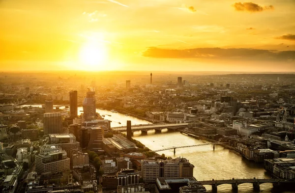 Kaunis auringonlasku kaupungin yllä Lontoo, Englanti — kuvapankkivalokuva