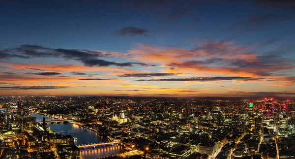 Coucher de soleil magnifique sur la vieille ville de Londres, Angleterre — Photo