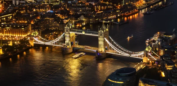 London Luftaufnahme mit Tower Bridge bei Nacht — Stockfoto