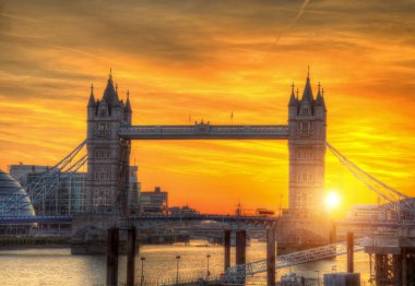 London tower Bridge günbatımı ışık