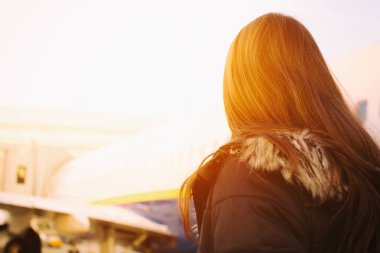 Gökyüzü karşı uçak önünde kadın portresi düşük açılı görünüş