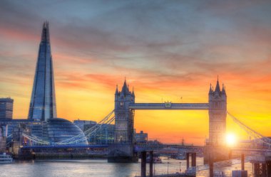 London tower Bridge günbatımı ışığında modern gökdelenler ile