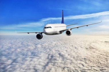 Bulutların üzerinde uçan yolcu uçak