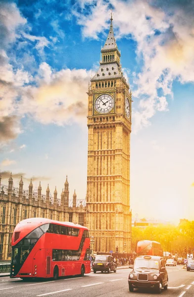 De Big Ben en de House of Parliament met dubbele deckers, London, Verenigd Koninkrijk. — Stockfoto