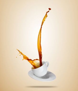 Üzerinde kahverengi zemin Porcelaine beyaz fincan kahve sıçraması veya çay sıvı ile ayrılmış.