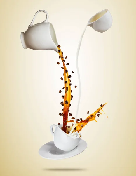 Porzellan weiße Tasse mit spritzendem Kaffee und Milchflüssigkeit getrennt auf braunem Hintergrund. — Stockfoto
