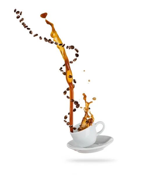 Porzellan weiße Tasse mit spritzendem Kaffee Flüssigkeit mit Kaffeebohnen, isoliert auf weißem Hintergrund. — Stockfoto