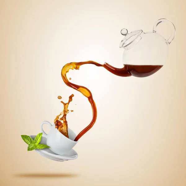 Porcelaine beyaz fincan çay, sıçramasına ile ayrılmış kahverengi zemin üzerinde. — Stok fotoğraf
