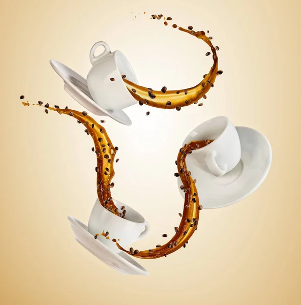 Porcelaine witte kopjes met spatten van koffie vloeistof op bruine achtergrond. — Stockfoto