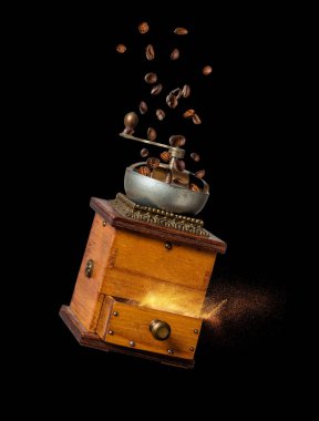 Kahve çekirdekleri ve siyah arka plan üzerine öğütülmüş kahve ile Vintage el ile kahve değirmeni