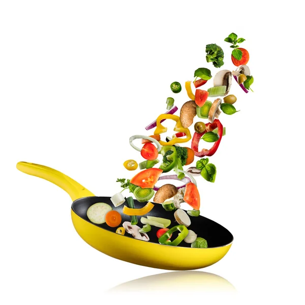 白い背景の上飛んで鍋に新鮮な野菜 — ストック写真