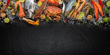 Ezilmiş buz üzerinde servis deniz ürünleri, birçok tür