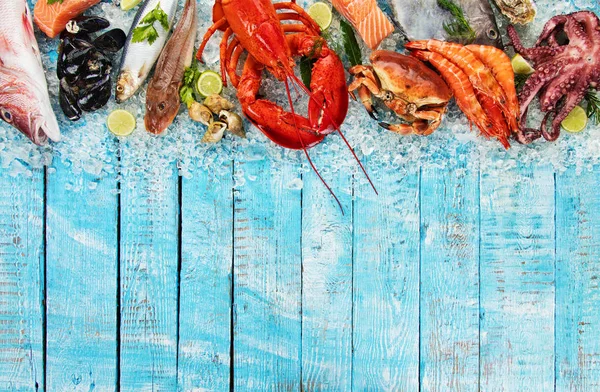 Many kind of seafood, served on crushed ice — Stock Photo, Image