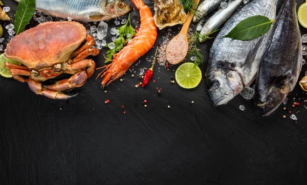 Muitos tipos de frutos do mar, servidos em gelo picado — Fotografia de Stock