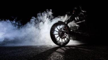 Yüksek güç motosiklet helikopter ile gece adam atlı